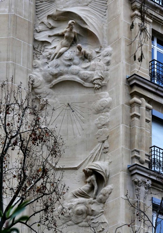 Detail of the same buildiing, viewed from the Square du Temple.