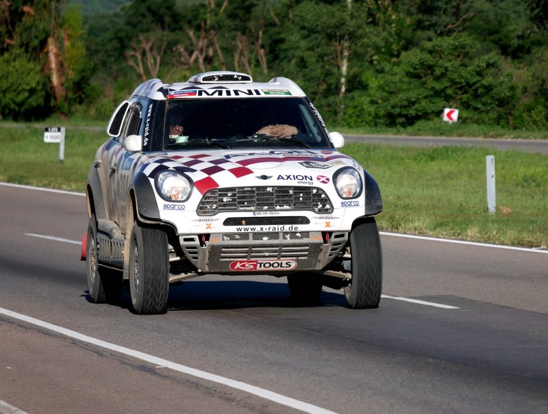 The Rally Dakar was getting to Salta: that is a Mini Cooper!!!