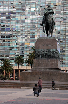 Place Gen. Artigas, who declared Uruguay an independent country (begining of XIX).