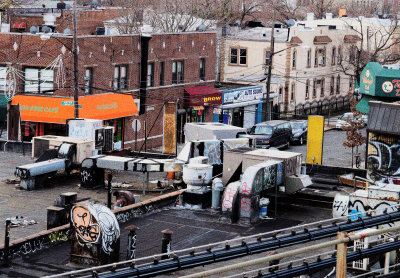 Queens: picture taken from the subway plataform.