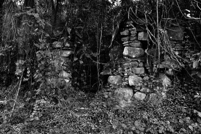 In the path to Costa da Lagoa. Ruins of a XVIII Century house.