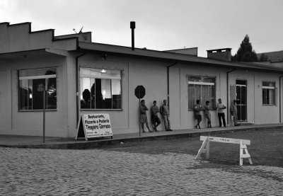 São José dos Ausentes: downtown; restaurant and bus stop.