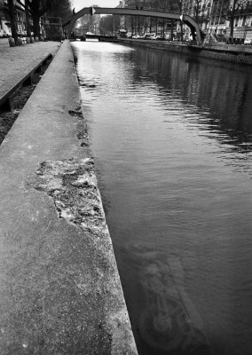 Canal Saint Martin; around 1978 (Olympus OM2n, Zuiko 21/3.5)