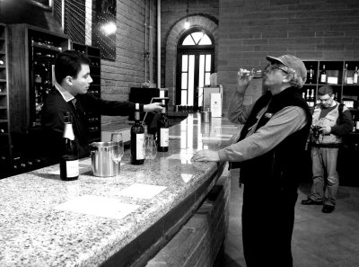 Leão is tasting a wine of Casa Valduga (it is one of the biggest Brazilian wine producers).