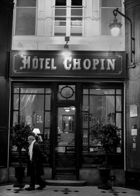 In a parisien passage, near the Rue Faubourg Montmartre. The Hotel Chopin is located inside the gallery. 