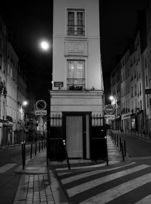 Building between Rue Beauregard and Rue de la Lune; I wonder about the parisian 'Flatiron'. 