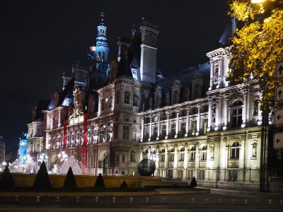 The 'Hotel de Ville' at night. 