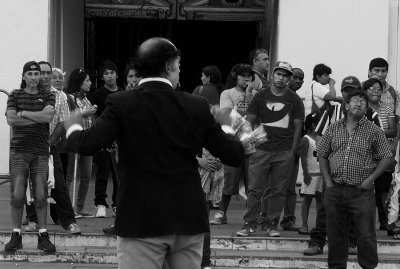 Entertainer at Plaza de Armas; actually, people behind were more interesting. 