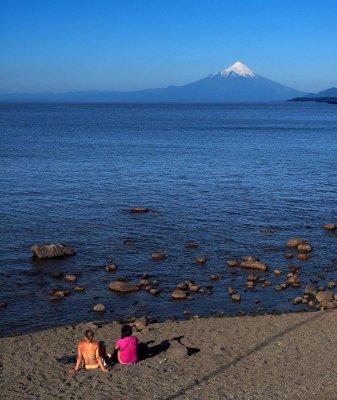 Beach on the lac Llanquihue, at Puerto Varas; see the black volcano sand. 