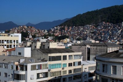 From our hotel: classical buildings and, behind, the favelas Cantagalo (left), Pavãozinho (middle) e Pavão (right). 