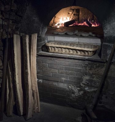 The restaurant Troglodytique Louresse Rochemenier. ; the  'fouace' oven.