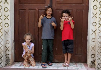 Children at the entrance of the Major Gercino church. 