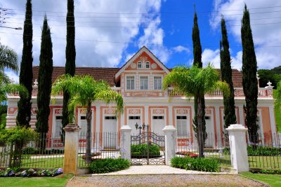 Between São Pedro de Alcântara and Angelina; this beautiful house was totally renewed few years ago.