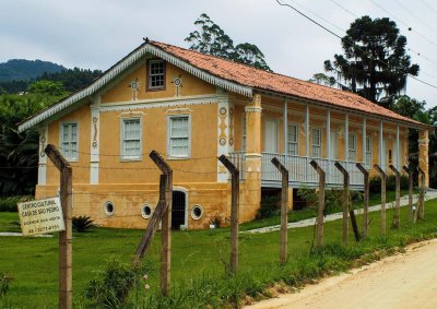 Between São Pedro de Alcântara and Angelina; another renewed old house.