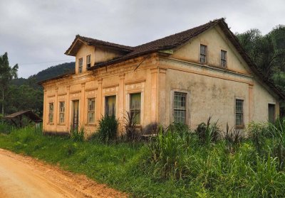 Between São Pedro de Alcântara and Angelina; an old house.