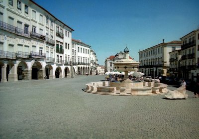 Évora; central plaza.