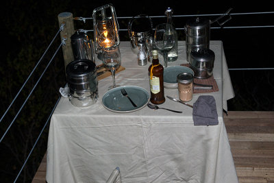 Kingston treehouse - setting up for dinner