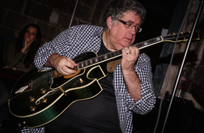 A master jazz guitarist at work