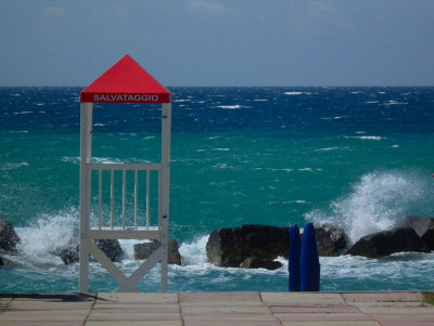Tonarella_Promenade walk and lifeguard station