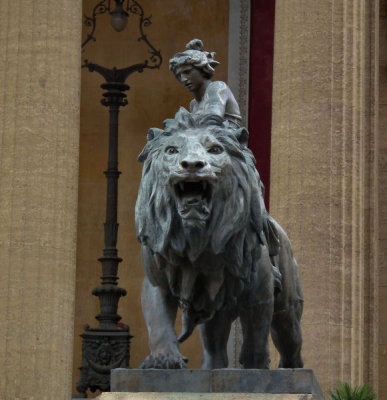 Palermo _Opera House lion