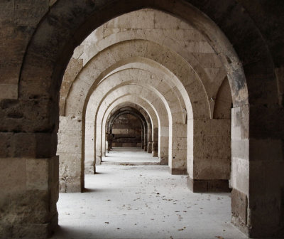Sultanhan_Caravanserai_interior arches 