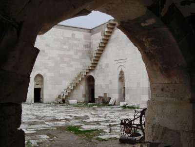 Sultanhan_Caravanserai_arches and steps