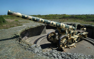 reconstructed German defence (Casemate Bunker) with captured French 10.5cm artillery piece 
