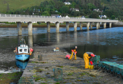  Skye Bridge_fishermen near Eilean Donan castle