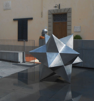 modern artwork by Mimmo Paladino celebrating Leonardo in main square
