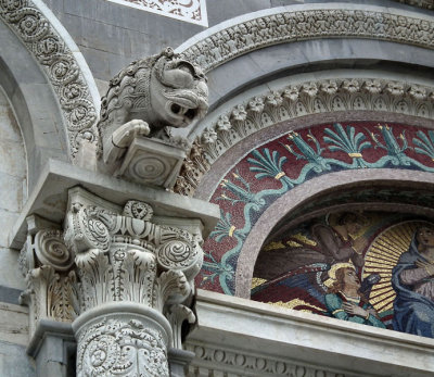 DCathedral lion above door