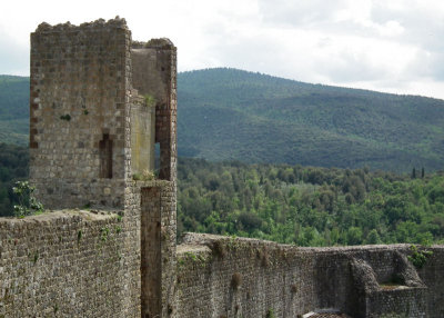 Monteriggiono_ruined towers and walls