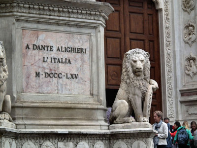 Dante statue lion by Santa Croce
