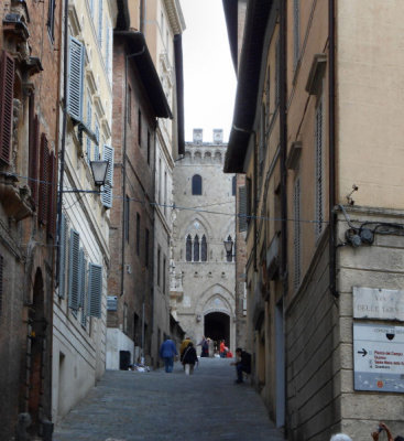 Looking towards HQ of Banca Monte dei Paschi di Siena_1472 oldest existing bank in world