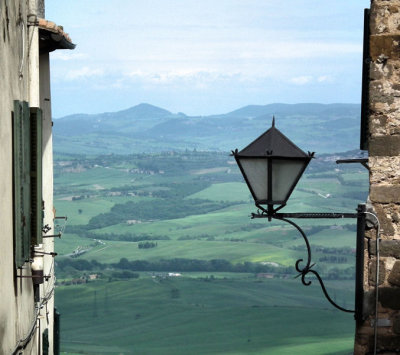  Montalcino_Tuscan view with street light