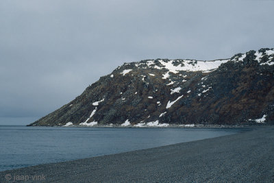 Sivuqaq Mountain and gravel beach - Sivuqaq Mountain en kiezelstrand