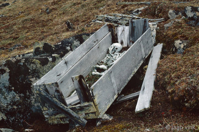 Former burial ground on Sivuqaq Mountain slope - Oude begraafplaats op berghelling