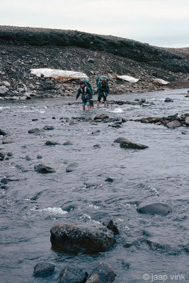 Crossing meltwater rivers