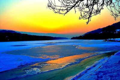 Sun shining over the frozen river  dsc_0434ggpb