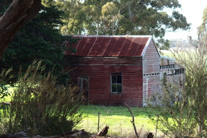 Rusty shed beside South Gippsland Highway