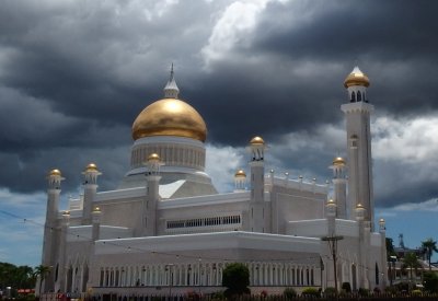 Omar Ali Saifuddien Mosque (front)