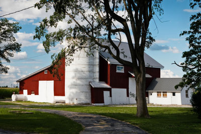 Red Barn w Milk House