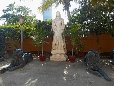 Sculptures in Mohatta Palace.jpg