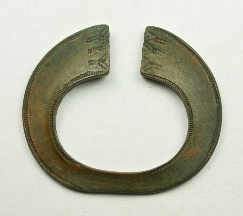 Viking Age decorated pennanular bronze ornament, 65 mm wide, 9th-10th century. Baltic.
