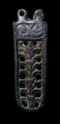 Strapend, 45 mm, showing tree and two creatures with facing heads in the panel at top, Yorkshire. Thomas Class E.