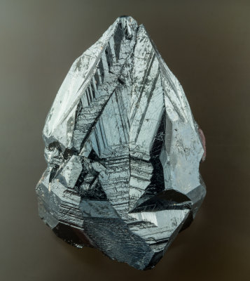 Spectacular 5 cm scalenohedral interpentrant twin of hematite on [001], NChwaning II Mine, North Cape Province, S Africa.