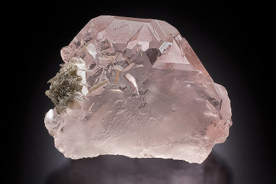 Pseudohexagonal fluorite gem complex penetration twin, 47 mm across. Chumar Bakhoor, Hunza Valley, Northern Areas, Pakistan.