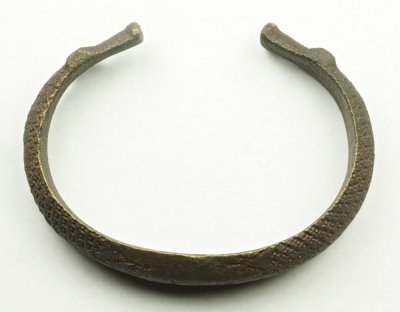 Viking Age zoomorphic bracelet, 8 cm, with dragon head terminals and scale pattern decoration. 11th Century, Baltic.