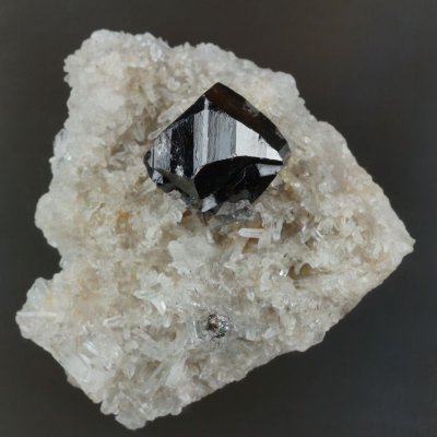 Cassiterite twin China.jpg