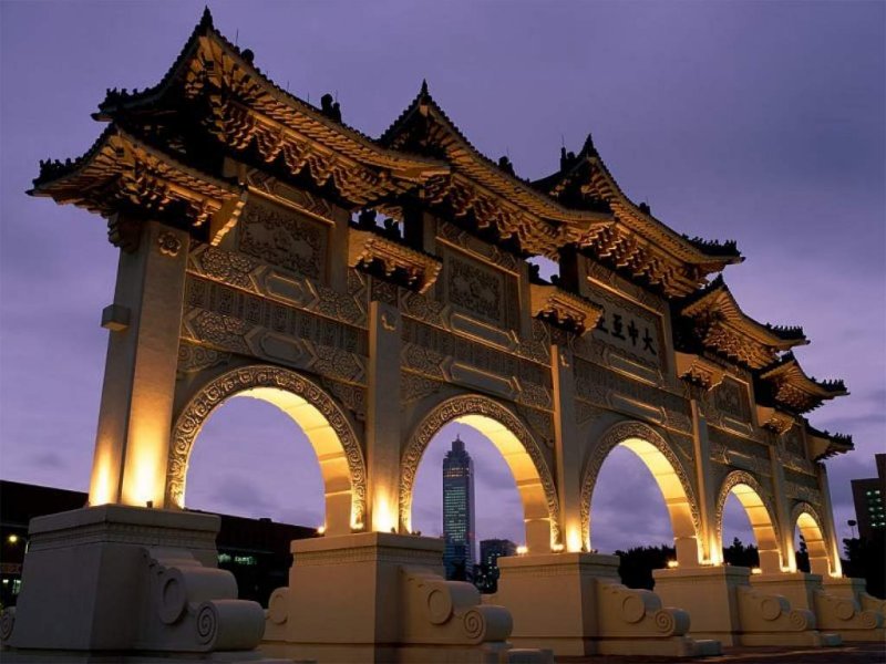 Chiang Kay-Shek Memorial Gate at  Night