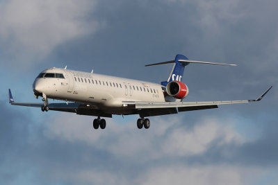 CRJ9_OYKFH_ABZLarge2.jpg